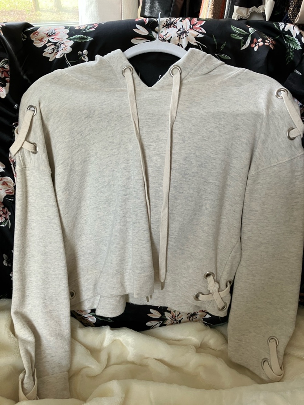 Storia Light Cream Lace-Up Cropped Hoodie